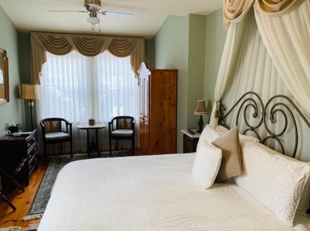 Brockamour Manor Bed And Breakfast Niagara-on-the-Lake ภายนอก รูปภาพ