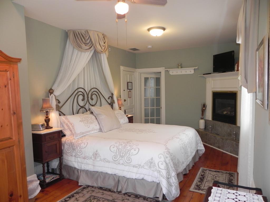 Brockamour Manor Bed And Breakfast Niagara-on-the-Lake ภายนอก รูปภาพ