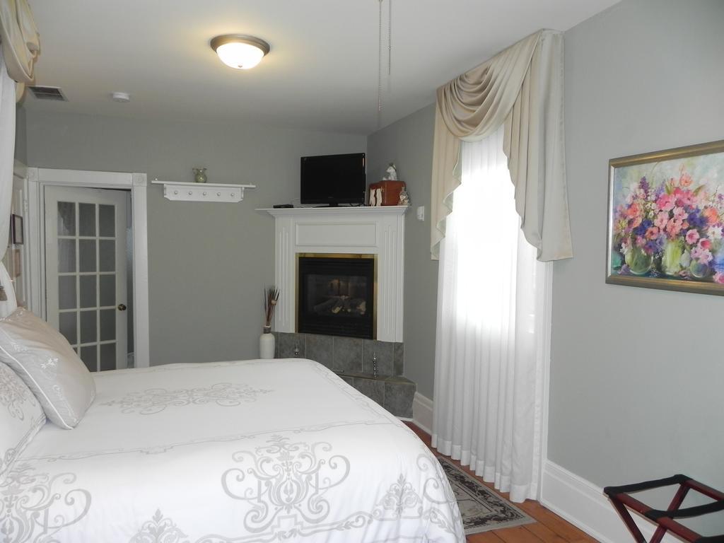 Brockamour Manor Bed And Breakfast Niagara-on-the-Lake ภายนอก รูปภาพ