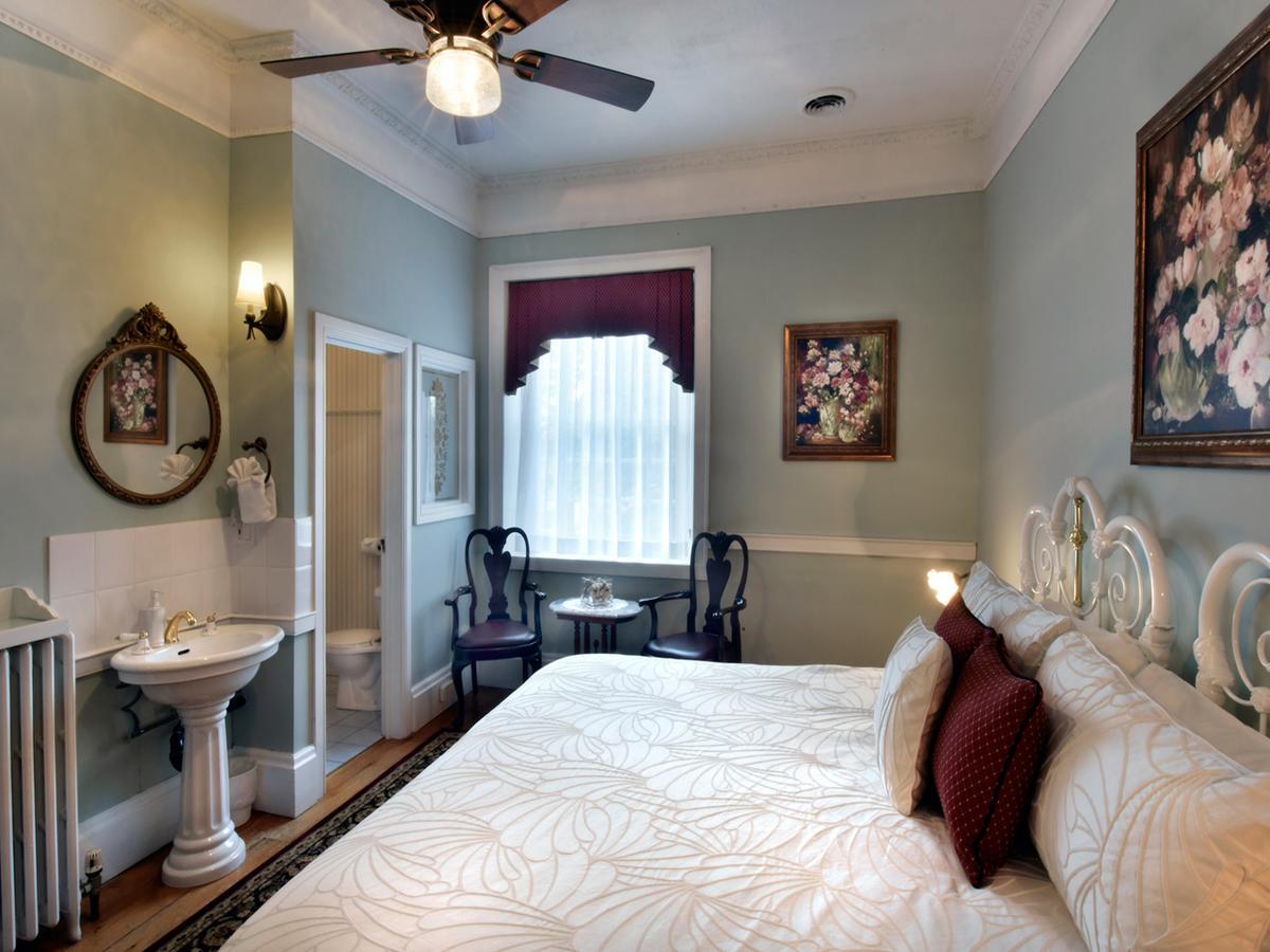 Brockamour Manor Bed And Breakfast Niagara-on-the-Lake ภายนอก รูปภาพ