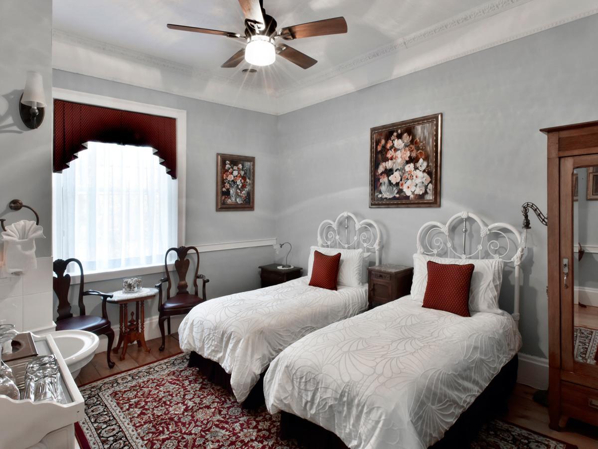 Brockamour Manor Bed And Breakfast Niagara-on-the-Lake ภายนอก รูปภาพ