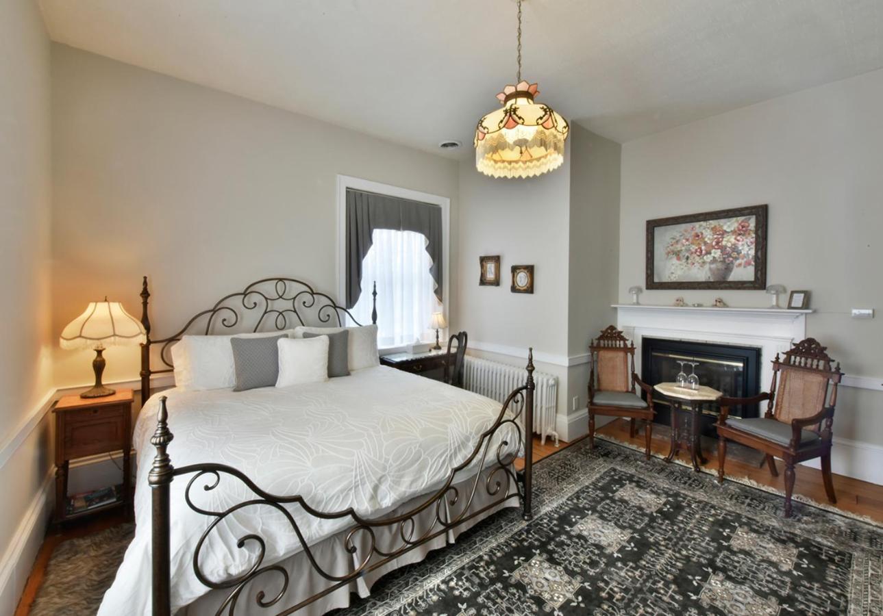Brockamour Manor Bed And Breakfast Niagara-on-the-Lake ภายนอก รูปภาพ