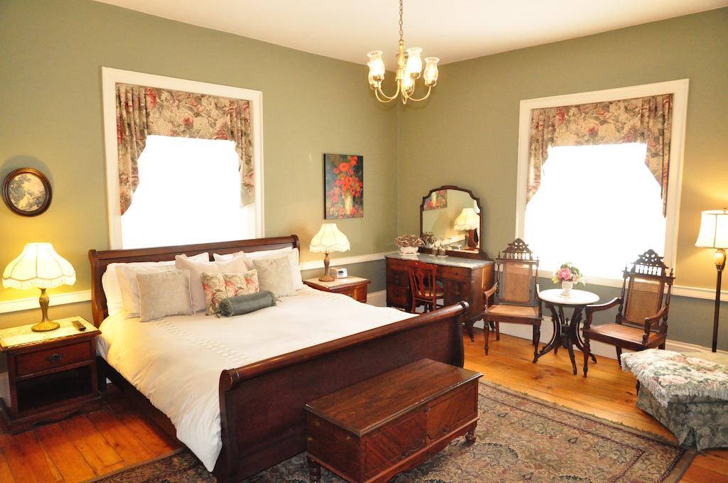 Brockamour Manor Bed And Breakfast Niagara-on-the-Lake ภายนอก รูปภาพ